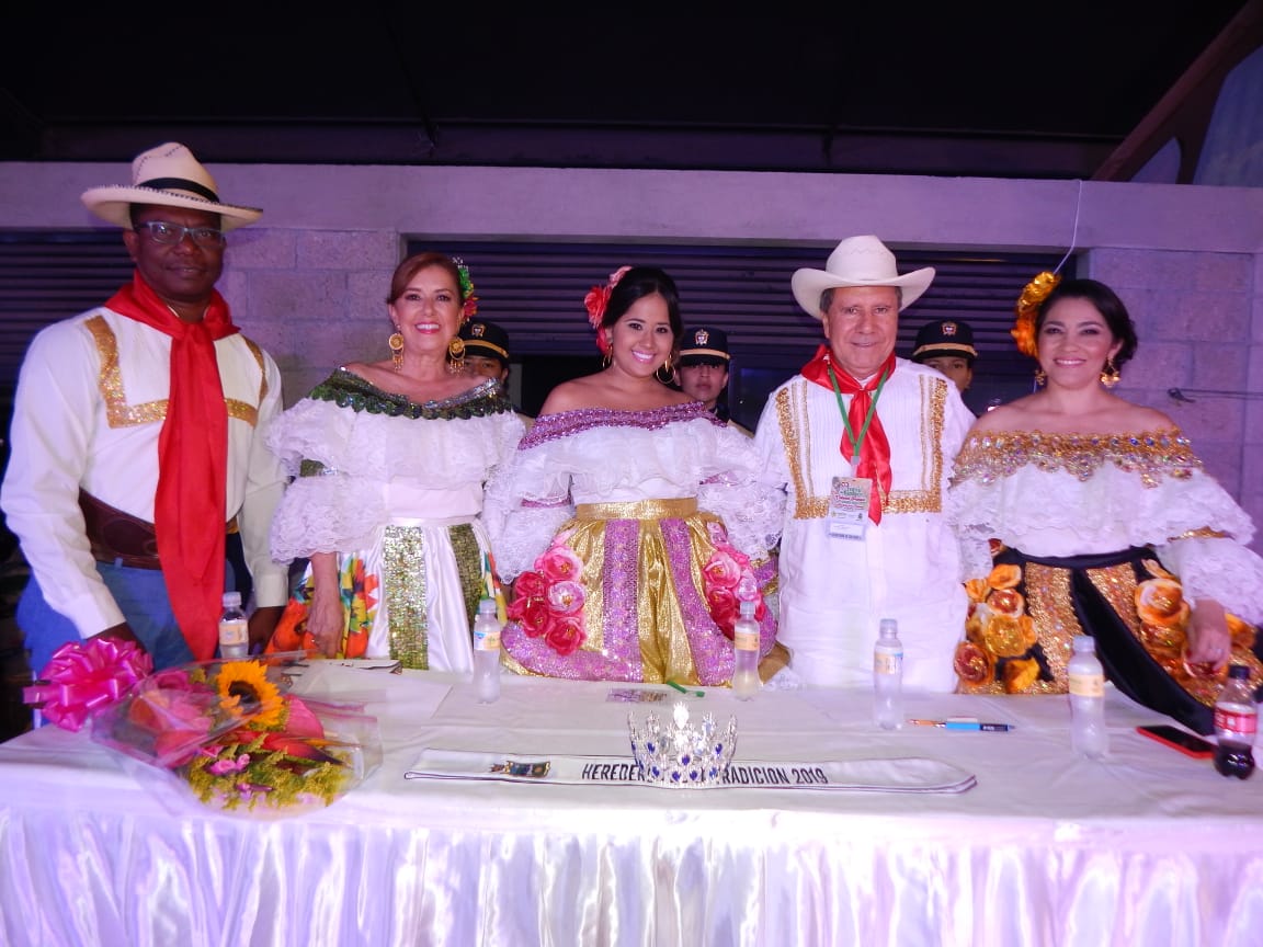 El jurado calificador estuvo integrado por la ex reina Tania Peñafiel España, Monseñor Froilán Casas Ortiz, la cónsul en Milán, Gloria Cecilia Gómez, la ex reina Ángela María Morales Gutiérrez y el maestro Wilfran Barrios Paz, asesor de danza del Ministerio de Cultura.